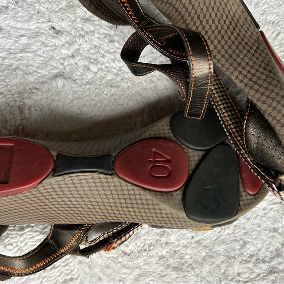 Camper strap sandals, adjustable toe and ankle straps.. Sz runs about 8.5. - Picture 3 of 6